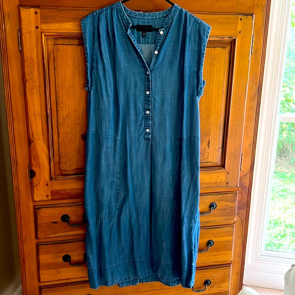 Banana Republic, size medium, sleeveless, soft, blue chambray dress,side pockets
